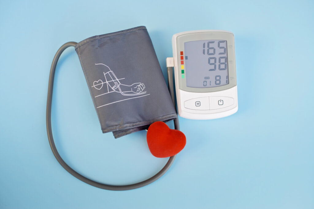 Ciśnieniomierz pokazujący nadciśnienie. Jak często mierzyć ciśnienie tętnicze oraz jak robić to prawidłowo?
