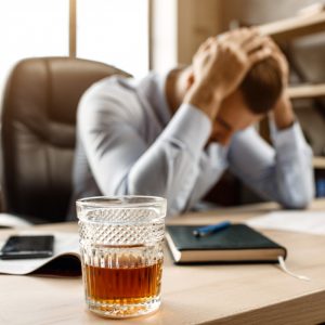 Jak nadużywanie alkoholu wpływa na karierę i sukces zawodowy?