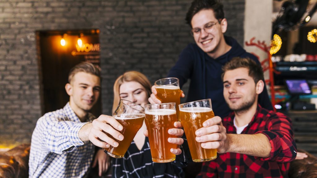impreza z alkoholem piwo ze znajomymi