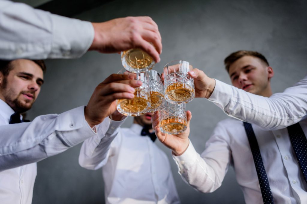 Mężczyźni wznoszący toast. Wysokofunkcjonujący alkoholizm