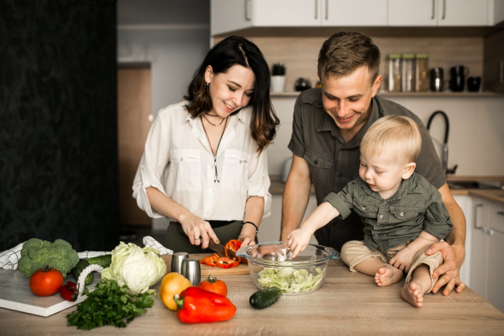 Rodzina uczy się prowadzić zdrowy styl życia
