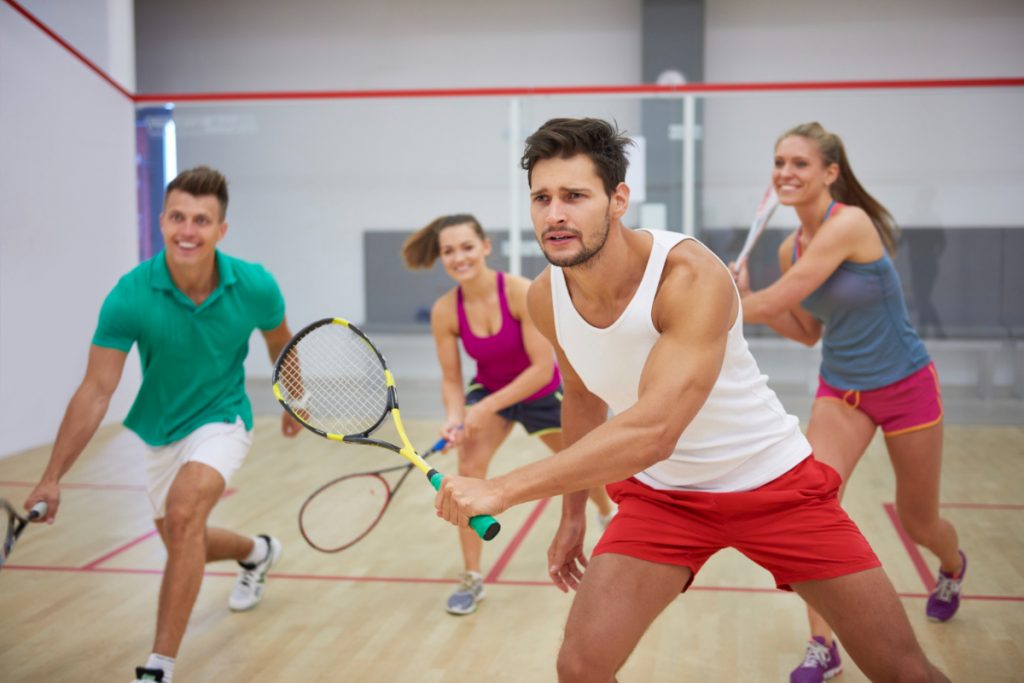 Grupa przyjaciół gra w squasha