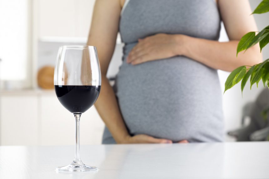 Alkohol a ciąża – czym skutkuje spożywanie alkoholu w trakcie ciąży?