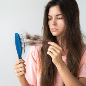 Wypadanie włosów — jakie mogą być przyczyny i kiedy zgłosić się do lekarza