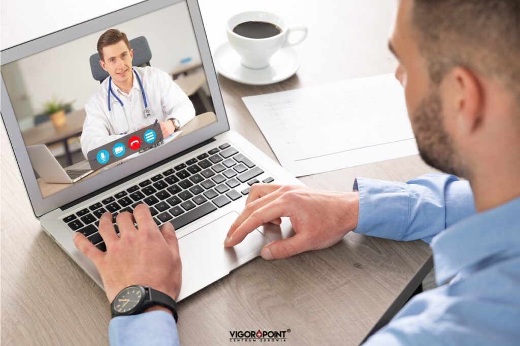 Mężczyzna podczas wideo spotkania z lekarzem. Trt online - jak działa i wygląda w formie zdalnej