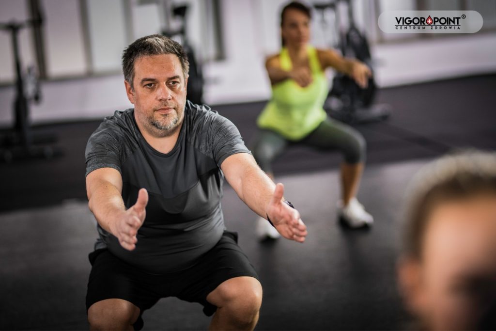 Mężczyzna w średnim wieku ćwiczy - odstawienie TRT - bezpieczny protoków