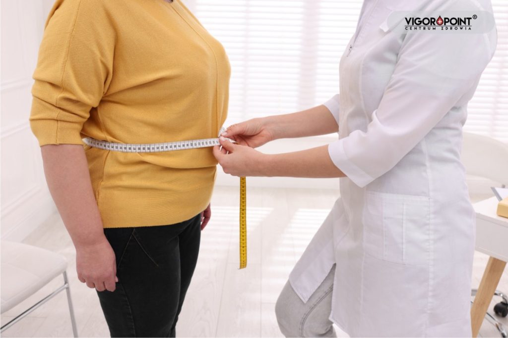 Otyła kobieta. Pomiar obwodu w pasie. Farmakologiczne leczenie otyłości