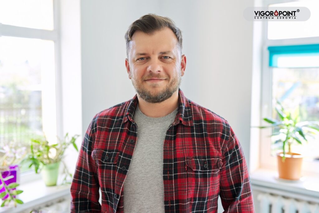Uśmiechnięty mężczyzna w średnim wieku. Norma testosteronu u 40 latka