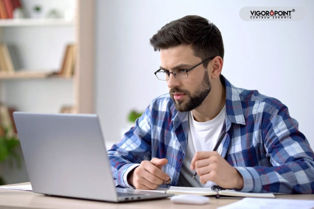 Mężczyzna przy laptopie - test ADAM
