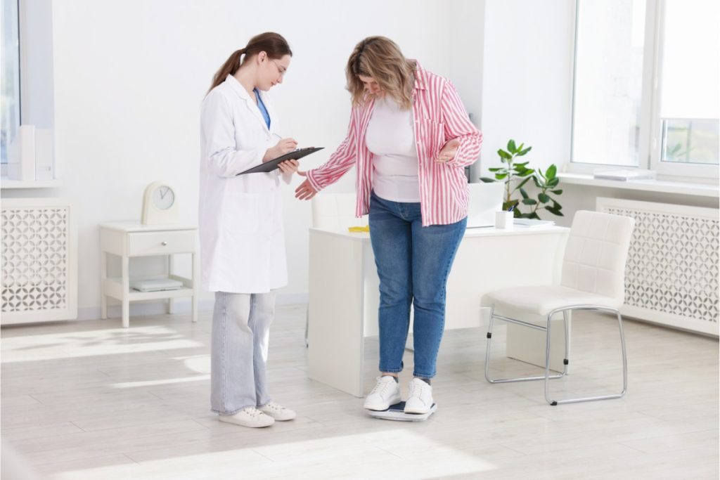 Sprawdzanie postępów farmakologicznego leczenia otyłości - kobieta na wadze