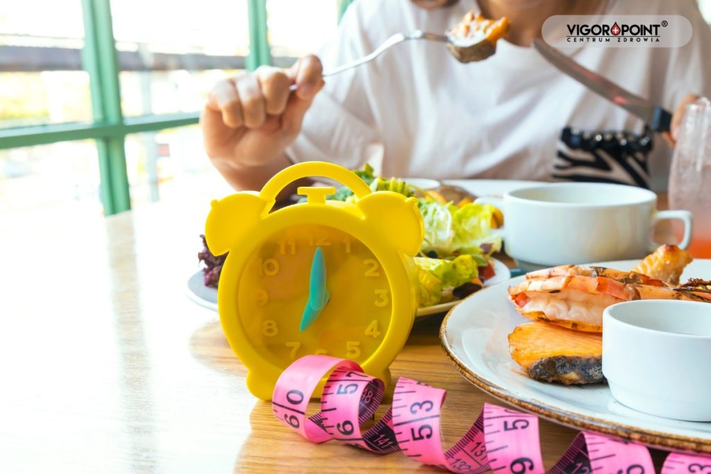 Produkty spożywcze, metr, budzik - post przerywany a odchudzanie